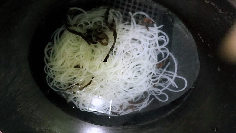 天天早餐不重样1206,重新加水,放入粉烧开,按个人口味加入所有调味料。