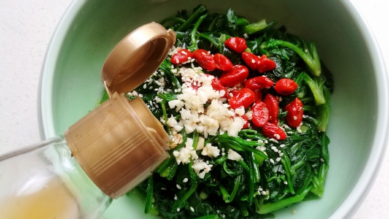 芝麻枸杞菠菜,将调料汁,熟芝麻,蒜末和枸杞倒入菠菜中,再淋入数滴麻油。
