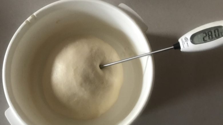奶香椰蓉花式小餐包,拿出来整圆放入发酵盒里,温度不要超过28度,超过后放冰箱冷藏十分钟左右,送入发酵箱28度的环境下一发