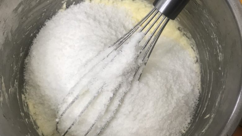 奶香椰蓉花式小餐包,加入椰蓉,搅拌均匀备用