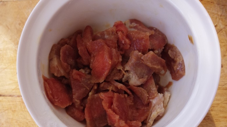 嫩炒牛肉,抓匀,腌15分钟