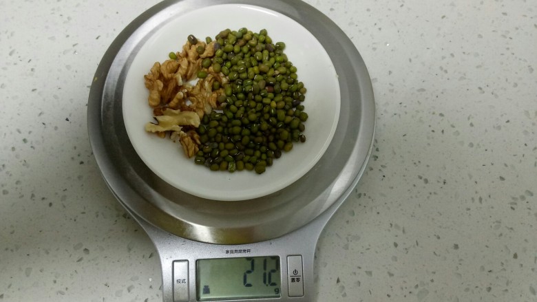 绿豆大米核桃糊,<a style='color:red;display:inline-block;' href='/shicai/ 453'>绿豆</a>1把20克。