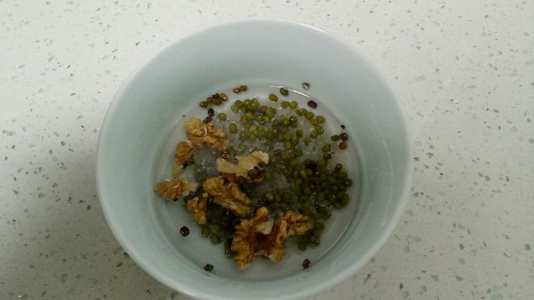 绿豆大米核桃糊,所有食材放入碗里用清水洗净。