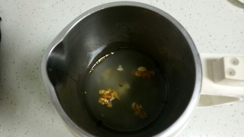 绿豆大米核桃糊,将洗净的上次放入豆浆机里，加入适量水。