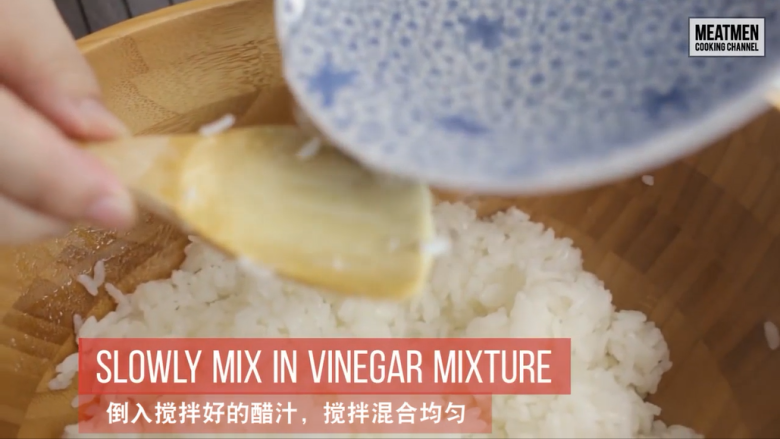 三文鱼子盖饭,煮好的米饭放入碗中,加入调好的醋址,搅拌混合均匀