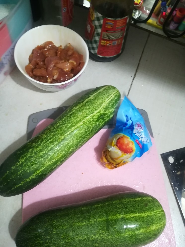 胡瓜咸蛋汤,<a style='color:red;display:inline-block;' href='/shicai/ 414'>猪肉</a>切片,加酱油糖豆粉腌一下