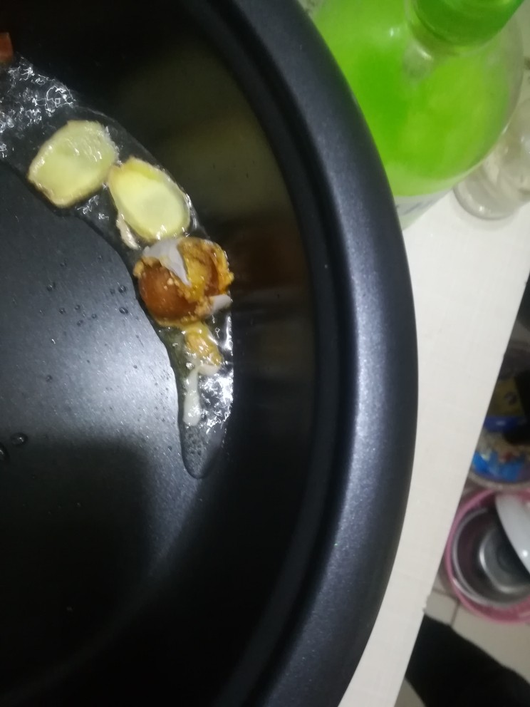 胡瓜咸蛋汤,咸蛋黄拿出来炒,生熟的都可以,生的就更好了,我没买到生的就用熟的。蛋白放一边备用