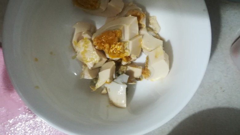 胡瓜咸蛋汤,蛋白切碎,快起锅时候放进去,煮久会很柴。用生咸蛋的也是,快起锅倒进去,然后关火,可以焖熟的