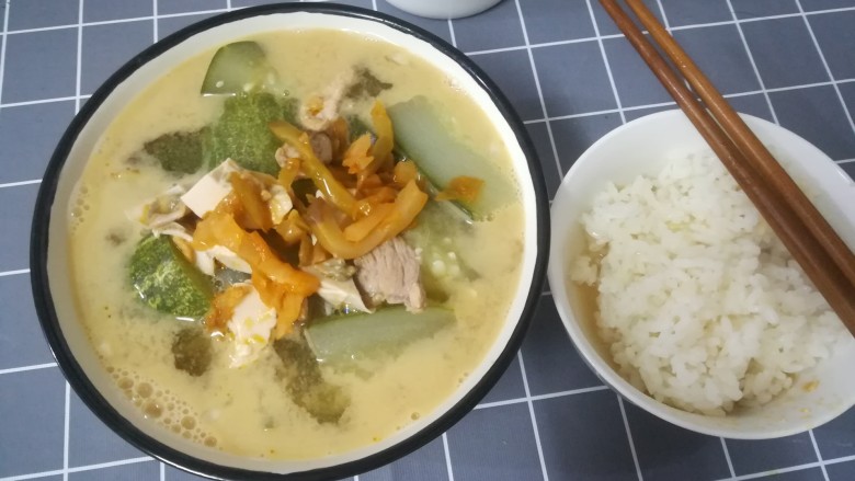 胡瓜咸蛋汤,起锅,我发现冰箱剩下一点<a style='color:red;display:inline-block;' href='/shicai/ 722'>榨菜</a>就放进去了,也很搭。