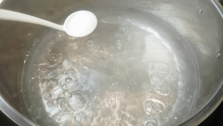 花生米拌菠菜,锅内加适量清水烧开,放入一勺盐