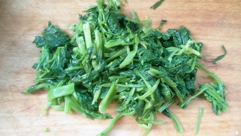 花生米拌菠菜,切成段备用