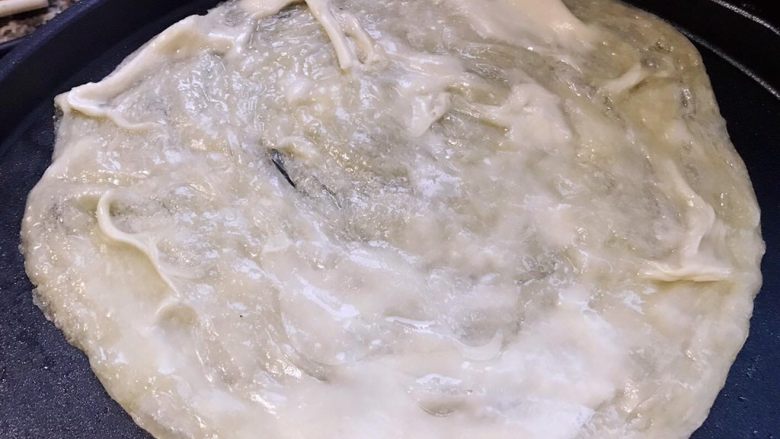 沙拉手抓饼,手抓饼放入电饼铛加热开始煎制