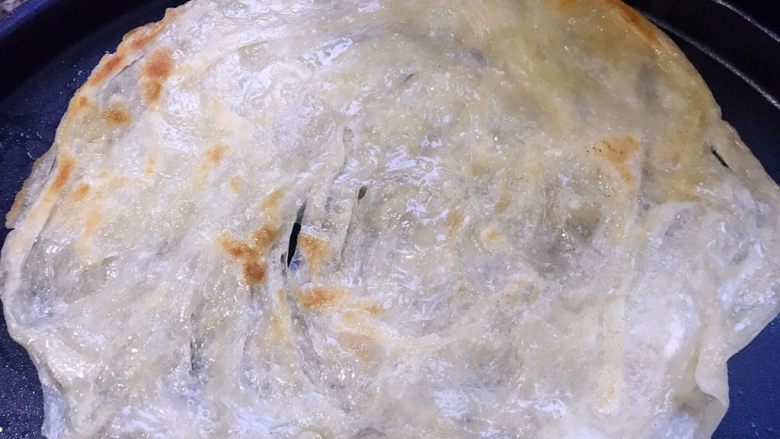 沙拉手抓饼,煎至一面金黄色再煎制另一面