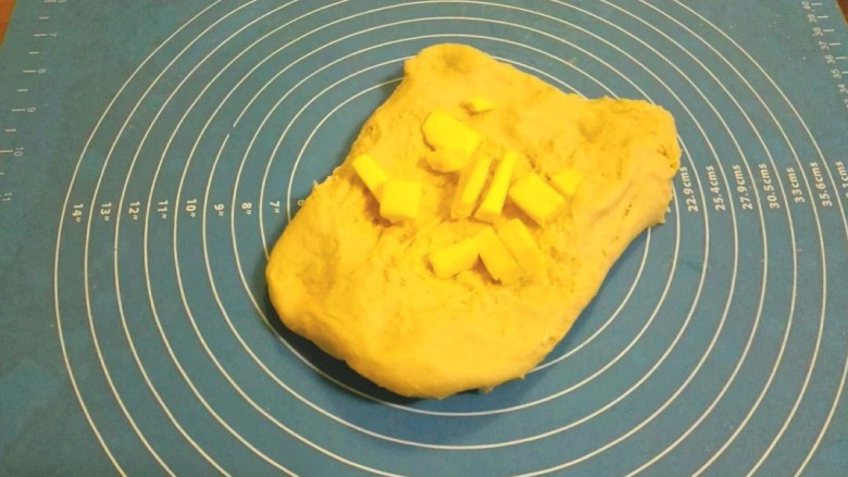 椰蓉小餐包,加入软化好的黄油,继续揉搓十几分钟至面团和黄油充分融合