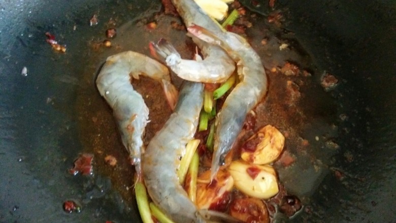 麻辣香锅,放入大虾