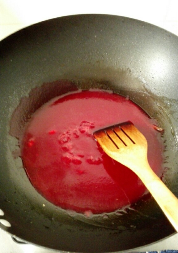少女心(甜菜头奶油浓汤)-甜菜头做法之三,加入<a style='color:red;display:inline-block;' href='/shicai/ 2726'>甜菜头</a>汁,煮开