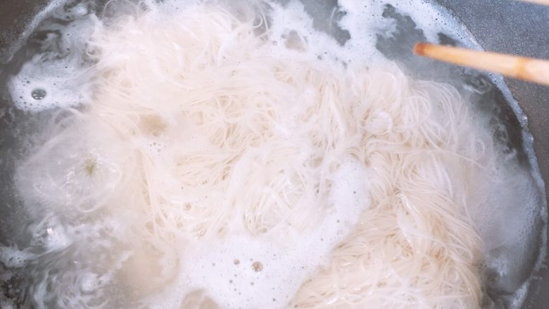 快手杂蔬拌面线
,面线下沸水一分钟捞起