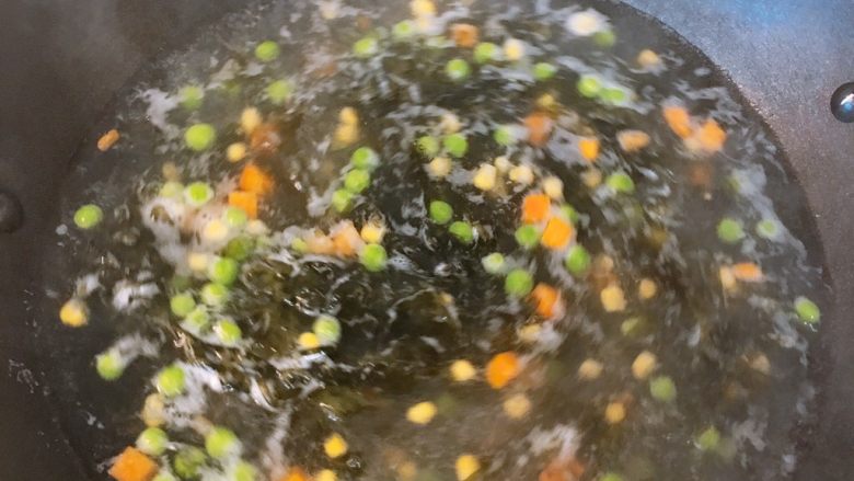 快手杂蔬拌面线
,杂蔬<a style='color:red;display:inline-block;' href='/shicai/ 273'>紫菜</a>沸水过6分钟左右捞起备用