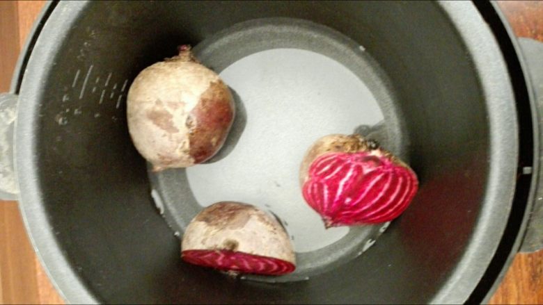 甜菜头瘦身沙拉-甜菜头吃法之一,洗净,高压锅中放少量水,定时20分钟。我一般用这种方法蒸薯类、胡萝卜、土豆之类的,比较快,也省水,甜菜头比较硬,所以相对容易软烂的薯类和胡萝卜时间要长。