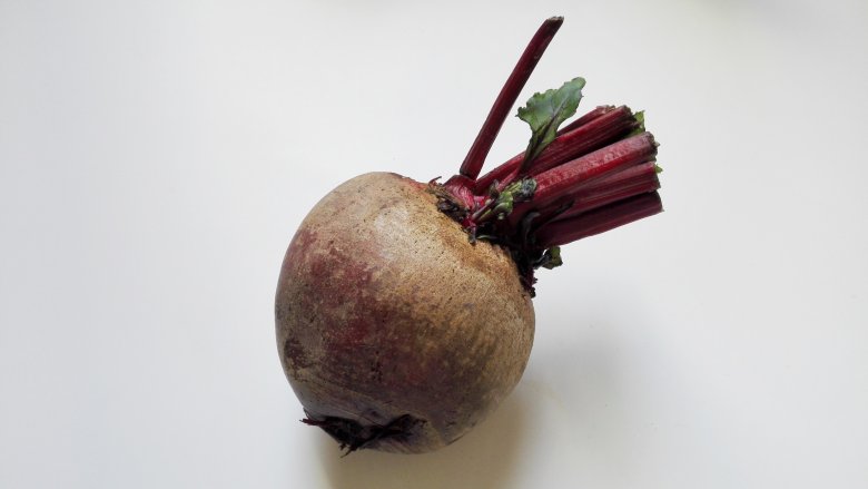 甜菜头瘦身沙拉-甜菜头吃法之一,<a style='color:red;display:inline-block;' href='/shicai/ 2726'>甜菜头</a>就是这样的,市场买来的很丑,其貌不扬,一般总冷落在一个角落。外形看起来确实像红萝卜,但不是萝卜味道啊,是略甜的,不辣