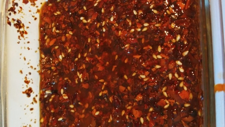 香辣白萝卜丝,准备好<a style='color:red;display:inline-block;' href='/shicai/ 7764'>油辣子</a>,制作的时后我加了适量芝麻,拌凉菜更香。