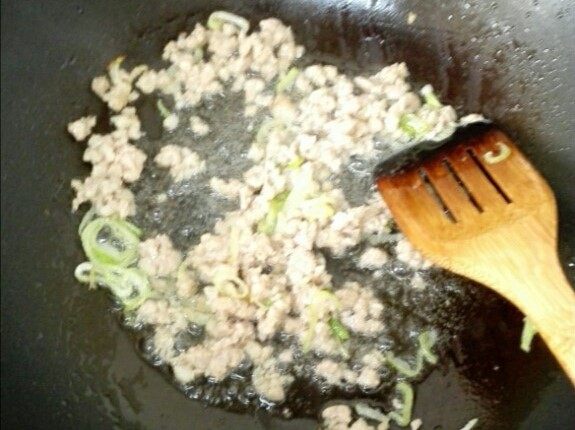 甜菜头炒肉末-甜菜头吃法之二,热锅下油,下葱花煸香,下五花肉末,煸炒至颜色变白。