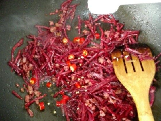 甜菜头炒肉末-甜菜头吃法之二,加小米辣、加盐