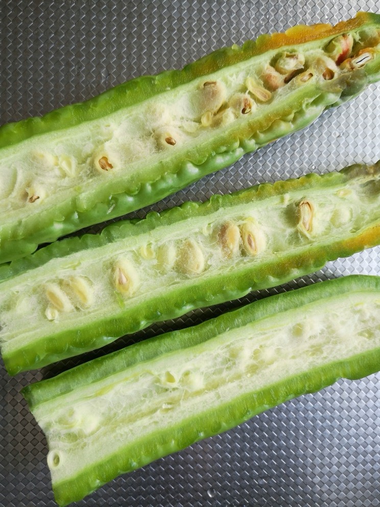 苦瓜炒蛋,<a style='color:red;display:inline-block;' href='/shicai/ 55'>苦瓜</a>对半切开