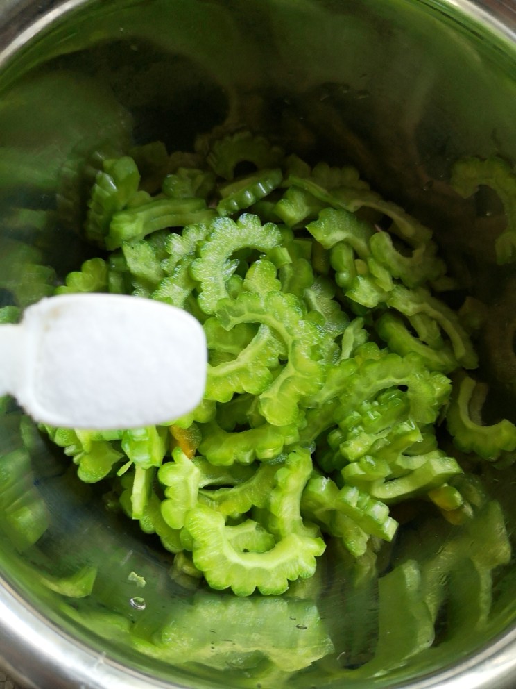 苦瓜炒蛋,撒点盐