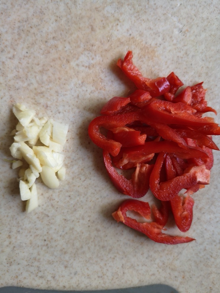 苦瓜炒蛋,红椒切丝
<a style='color:red;display:inline-block;' href='/shicai/ 2795'>蒜头</a>拍扁、切粒