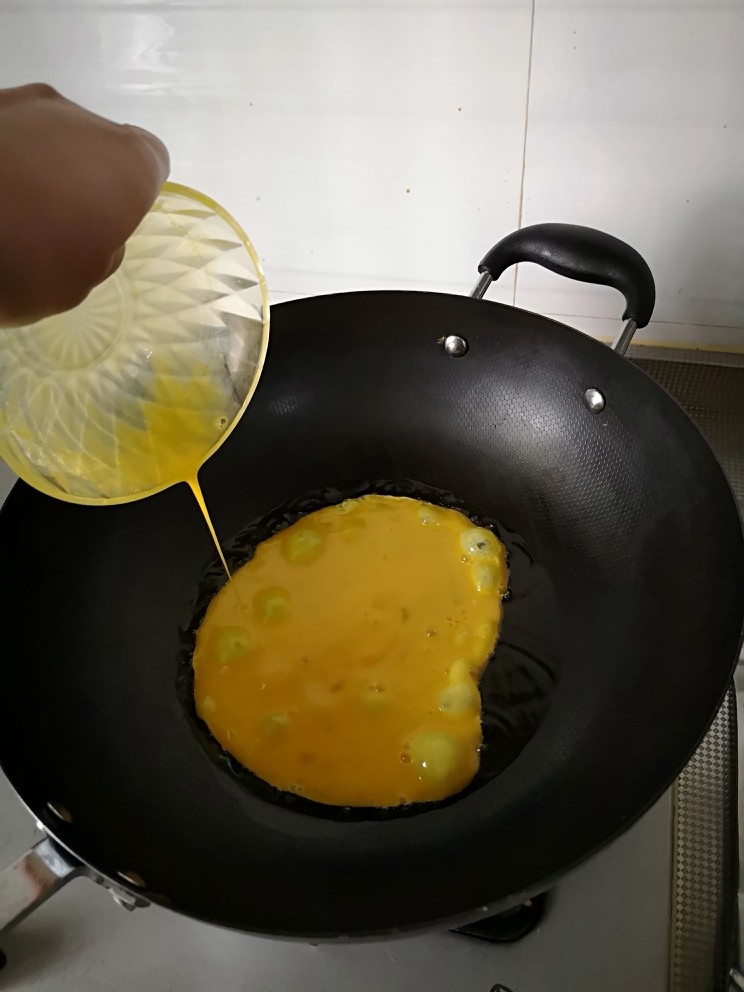 苦瓜炒蛋,锅里倒油烧热