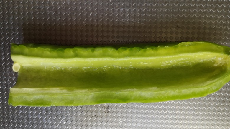 苦瓜炒蛋,扣掉籽和瓤，冲洗干净