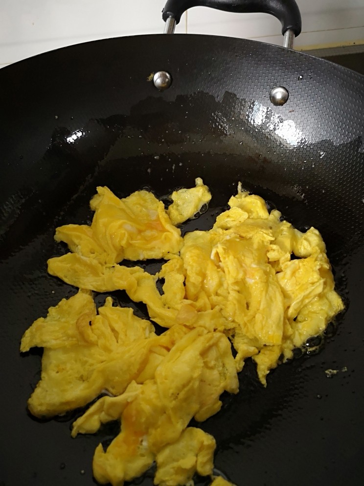 苦瓜炒蛋,迅速划散
盛回打蛋的碗里备用