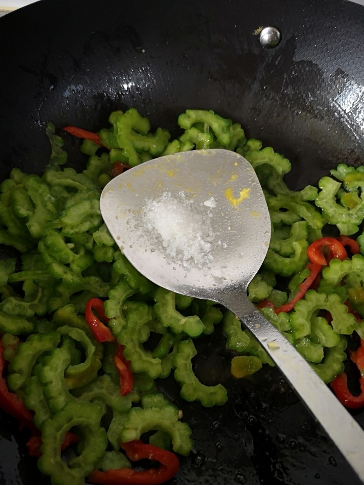 苦瓜炒蛋,多放点<a style='color:red;display:inline-block;' href='/shicai/ 10588'>糖</a>