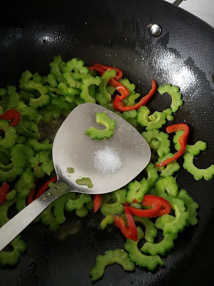 苦瓜炒蛋,少许盐，炒熟
下炒熟的鸡蛋，切好的蒜头翻炒均匀