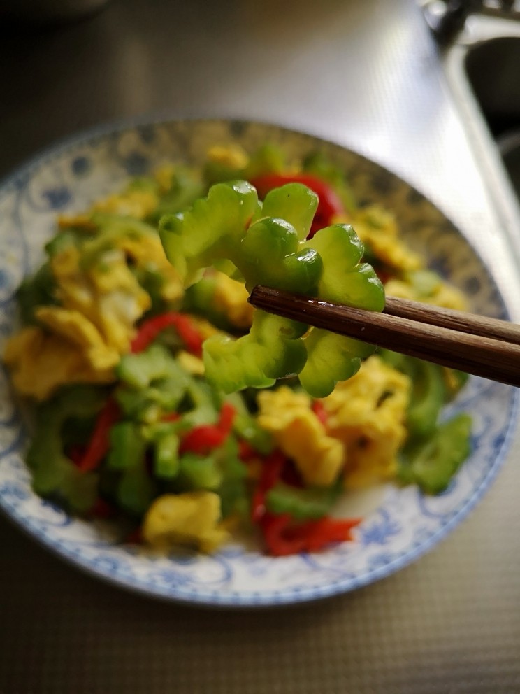 苦瓜炒蛋,尝一口，一点点的苦，混着鸡蛋一起吃，还有一点回甘😜