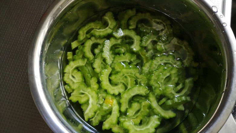 苦瓜炒蛋,放点水，浸泡一小时
把水倒掉，反复冲洗几遍