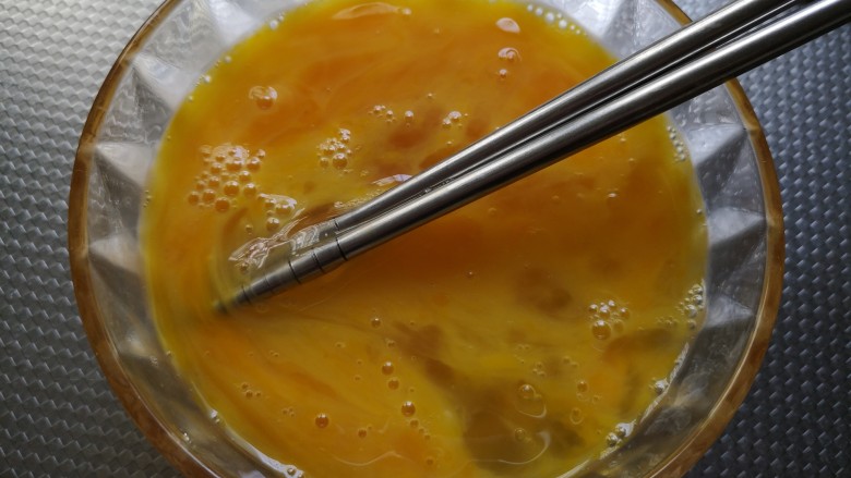 苦瓜炒蛋,<a style='color:red;display:inline-block;' href='/shicai/ 9'>鸡蛋</a>加少许<a style='color:red;display:inline-block;' href='/shicai/ 718'>料酒</a>、盐打撒