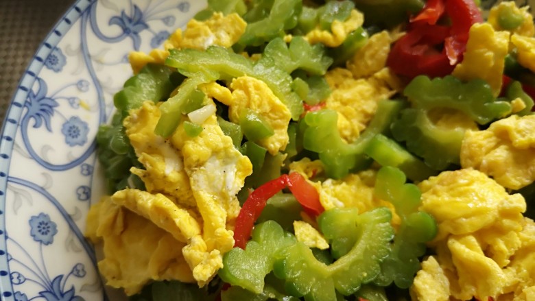 苦瓜炒蛋,翠绿、嫩黄、鲜红，看着就食欲大增