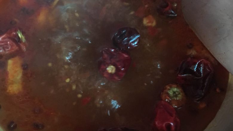 水煮牛肉(简单版),放入腌好的牛肉大火烧开,一二分钟关火连汤一起倒入之前装菜碗中