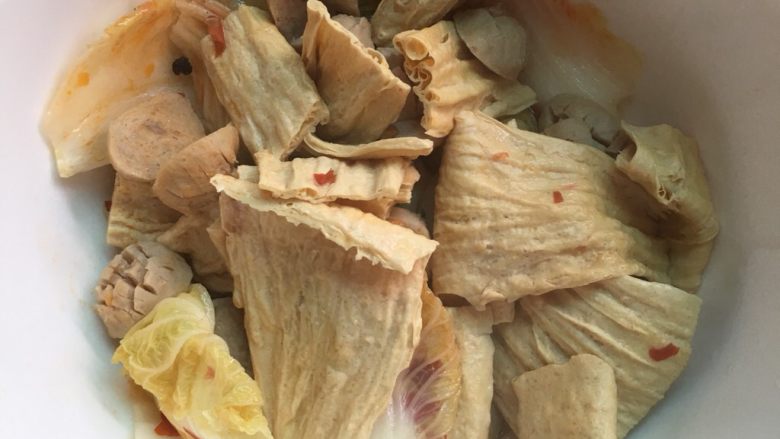 水煮牛肉(简单版),捞出白菜和其他一些,使锅里不会太多菜影响呆会下牛肉