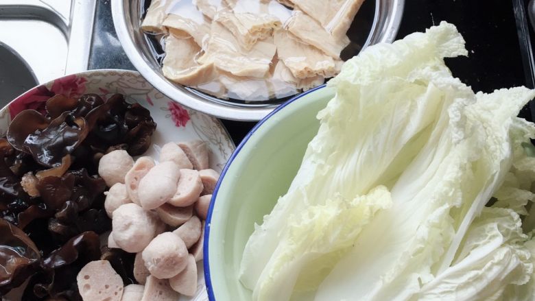 水煮牛肉(简单版),菜洗净备用,平时我爱放白菜,腐竹,木耳,今天多放了肉丸,这个其实自己想吃什么放什么!