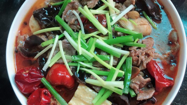 水煮牛肉(简单版),浇上热油就可以了