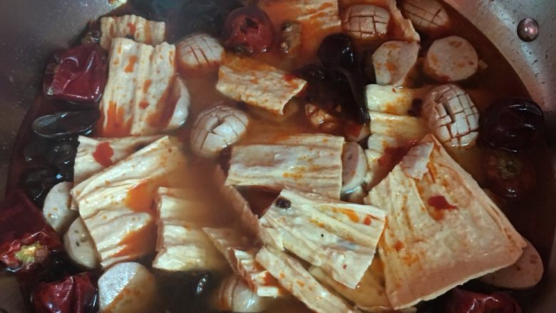 水煮牛肉(简单版),放入木耳腐竹,丸子需要稍微煮一下