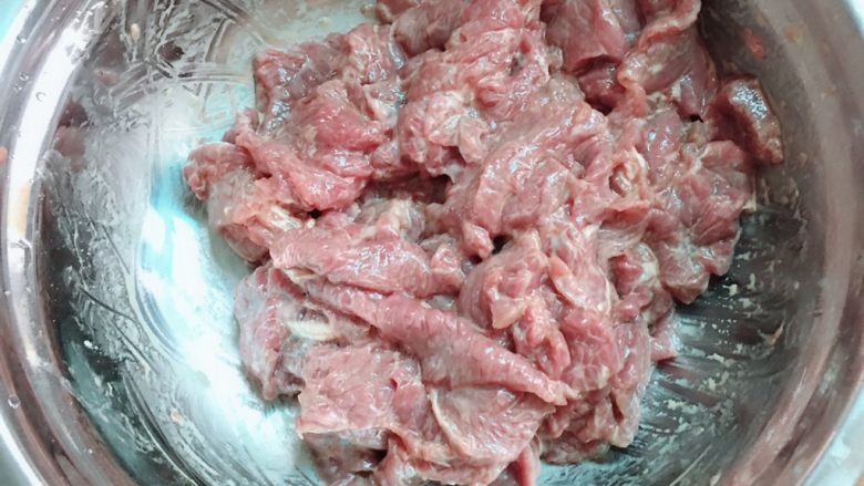 水煮牛肉(简单版),放少许盐,料酒,味极鲜,蛋清,生粉抓匀腌制