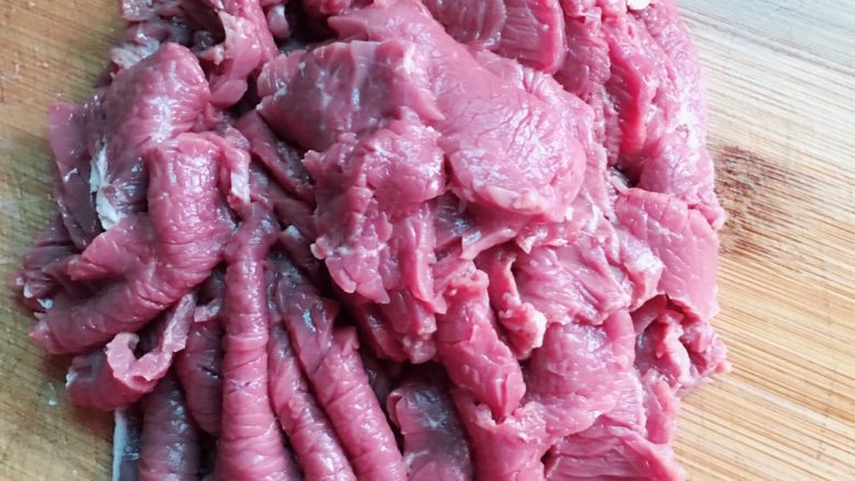 水煮牛肉(简单版),切片不要太厚也不要太薄