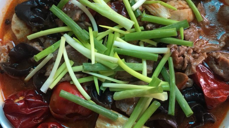 水煮牛肉（简单版）,放上<a style='color:red;display:inline-block;' href='/shicai/ 3250'>葱</a>段，也可以放香菜，我家不吃香菜所以只放<a style='color:red;display:inline-block;' href='/shicai/ 3250'>葱</a>段，也可以洒上少许孜然粉