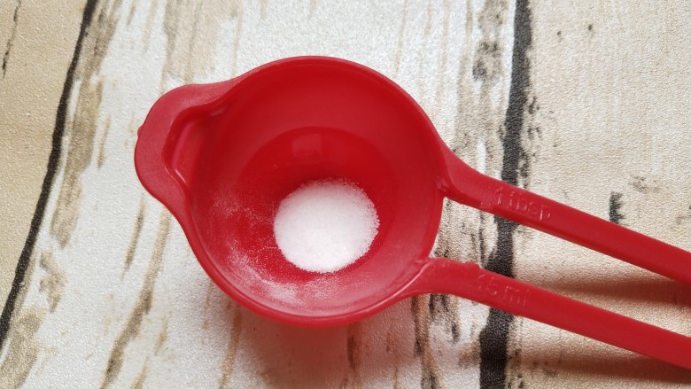 全麦燕麦饼干,盐和小苏打加一起1克左右的样子,不要用电子称量会不准确,用量勺或者调料勺两者加一起一平勺即可
