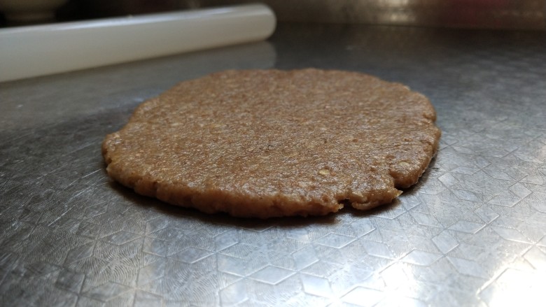 全麦燕麦饼干,擀至0.5厘米厚,薄厚需要自己掌握,但一定要统一不然烤出来受热不匀
