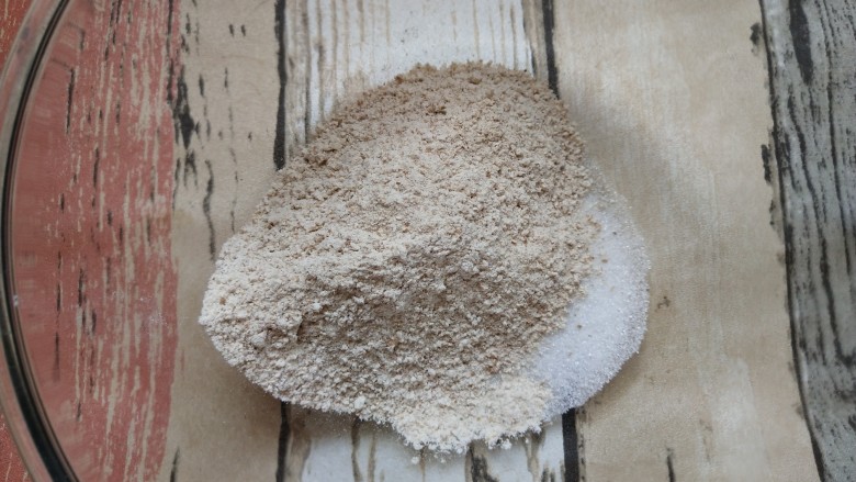 全麦燕麦饼干,全麦粉,盐,小苏打,糖全部倒在空碗中